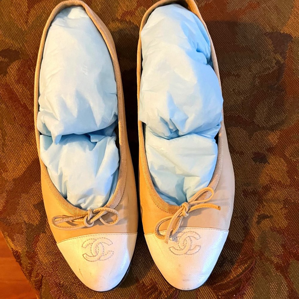 100% CHANEL Beige White CC Ballet Shoe 40 10